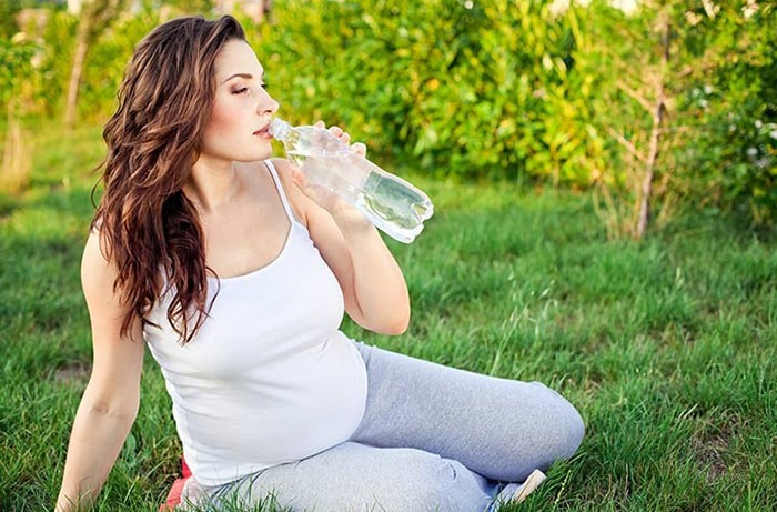 Phụ nữ mang thai nên uống nhiều nước mỗi ngày để phòng ngừa bệnh trĩ