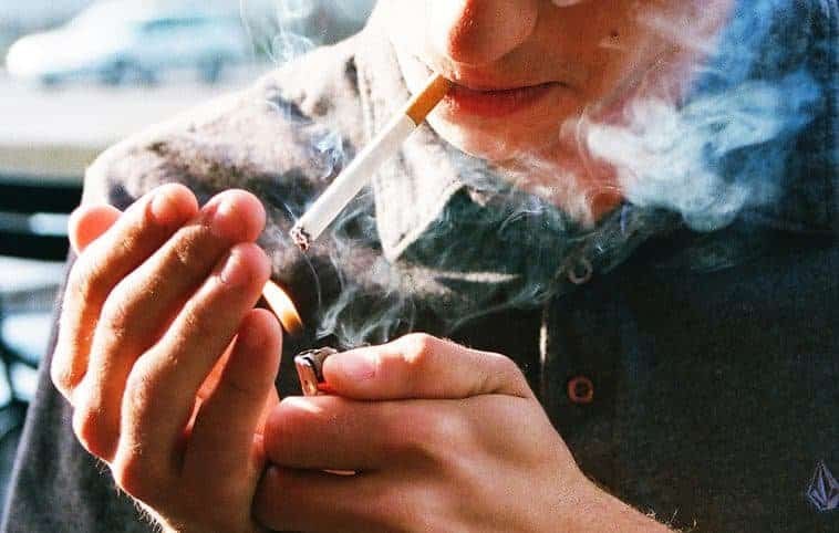 Hút thuốc có thể khiến tình trạng đổ mồ hôi đầu trở nên trầm trọng hơn
