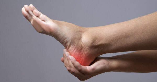 Đau gót chân là triệu chứng gây khó chịu, ảnh hưởng đến sinh hoạt.