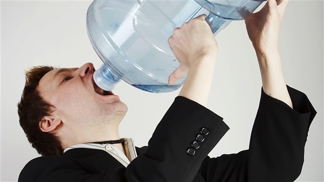 Cảm giác khát mặc dù vừa uống nước có thể là dấu hiệu của đái tháo nhạt 