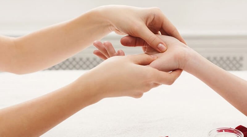 Người bệnh có thể massage cổ tay với các loại tinh dầu