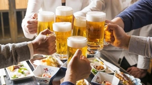 Người bị tinh trùng loãng nên hạn chế rượu bia và đồ ăn chế biến sẵn
