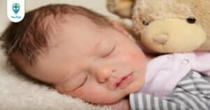 Trẻ đổ mồ hôi đầu khi ngủ: Nguyên nhân và cách khắc phục