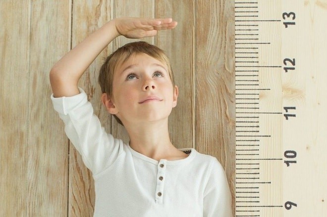 Trẻ thấp lùn có chiều cao thấp hơn các bạn cùng trang lứa