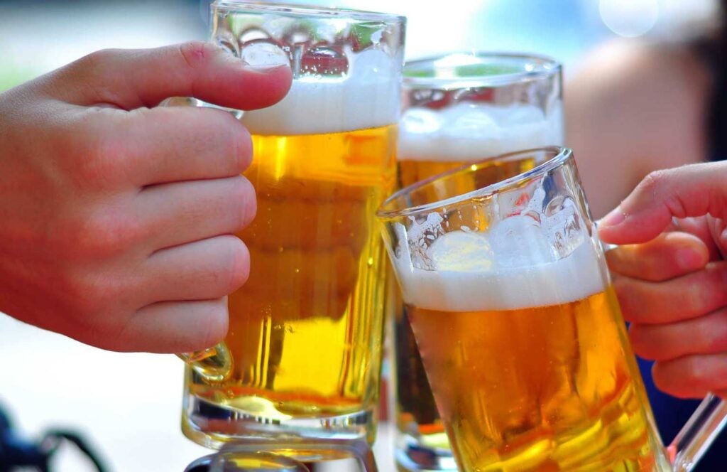 Uống bia rượu nhiều có thể làm đường máu thấp hơn bình thường