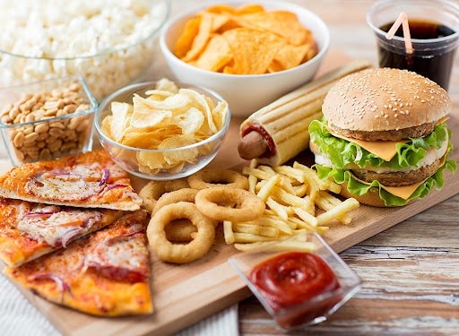 Chế độ ăn uống không hợp lý là một trong những nguyên nhân dẫn đến viêm dạ dày