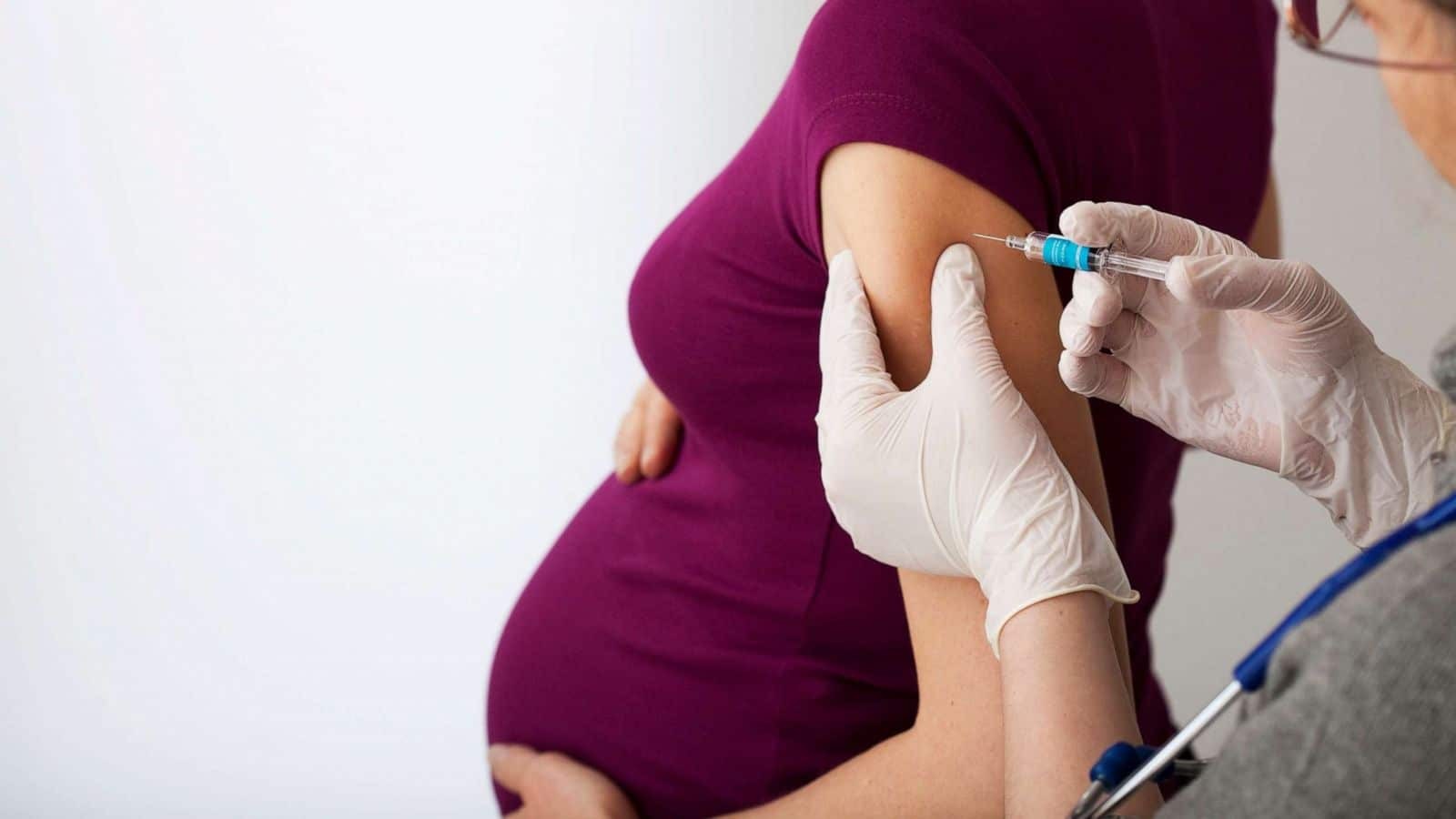 Việc tiêm phòng vắc-xin đặc biệt quan trọng với phụ nữ mang thai
