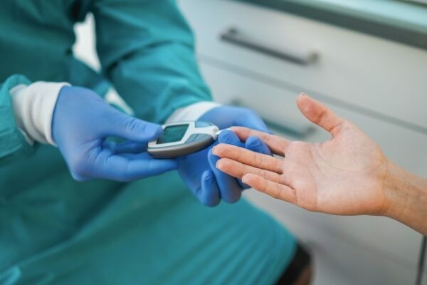 Bảng chỉ số đường huyết là công cụ hỗ trợ đắc lực bên cạnh điềi trị ở bệnh nhân đái tháo đường 
