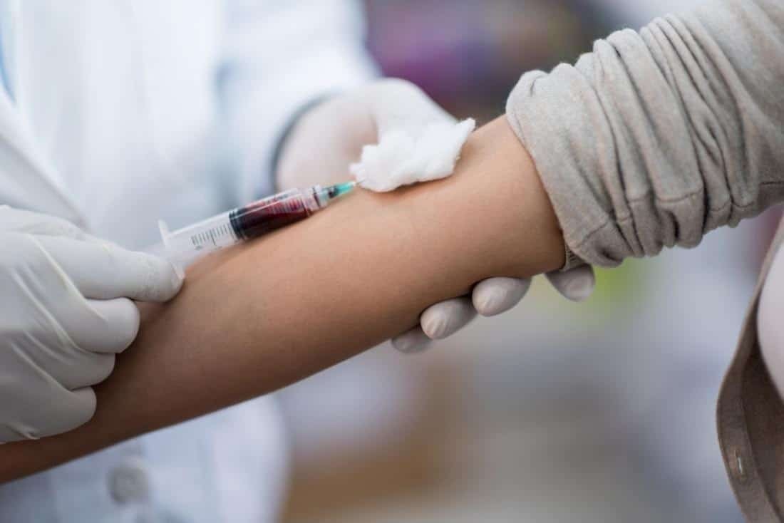 Nhân viên y tế lấy máu làm xét nghiệm đường huyết lúc đói