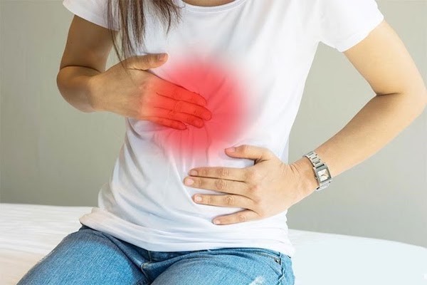 Triệu chứng thường gặp của viêm trợt hang vị là đau vùng thượng vị