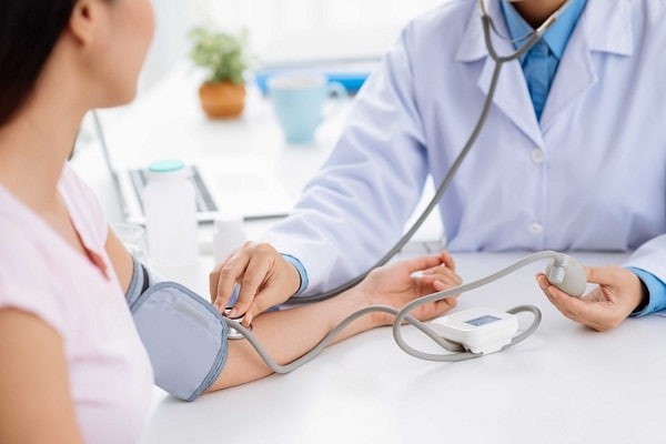 Chẩn đoán tăng huyết áp người trẻ cần được bác sĩ trực tiếp thăm khám