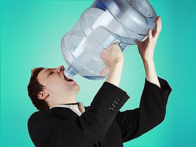 Người có đường huyết cao sẽ uống nước rất nhiều dù đã uống đủ