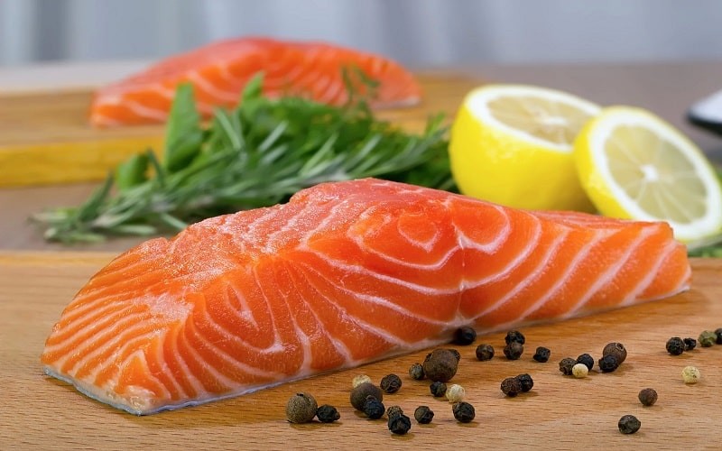 Bổ sung cá hồi vào thực đơn cho bé có thể giúp tăng cường bổ sung vitamin D