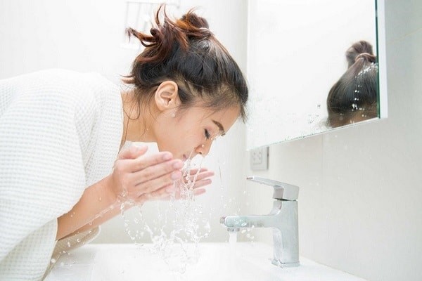 Làm sạch da mặt là yếu tố cơ bản giúp giảm mụn do stress
