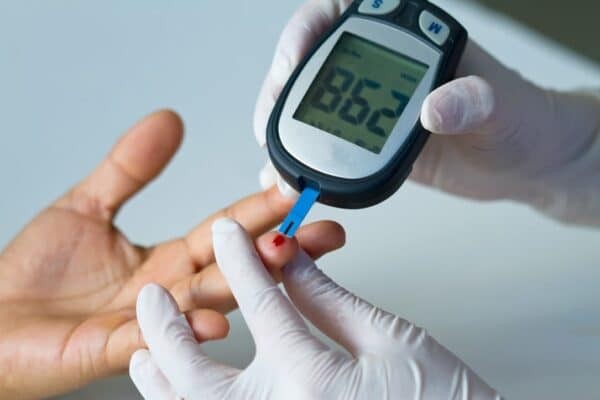 Nên đo đường huyết đều đặn để theo dõi và phát hiện bệnh lý sớm