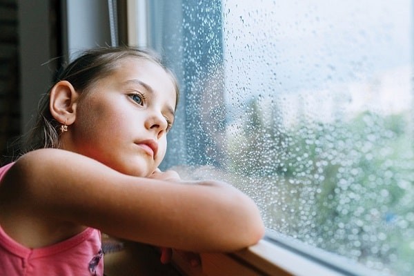 Trẻ em bị trầm cảm có thể do ảnh hưởng từ mỗi trường sống