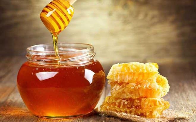 Mật ong là nguyên liệu rất tốt để điều trị mụn
