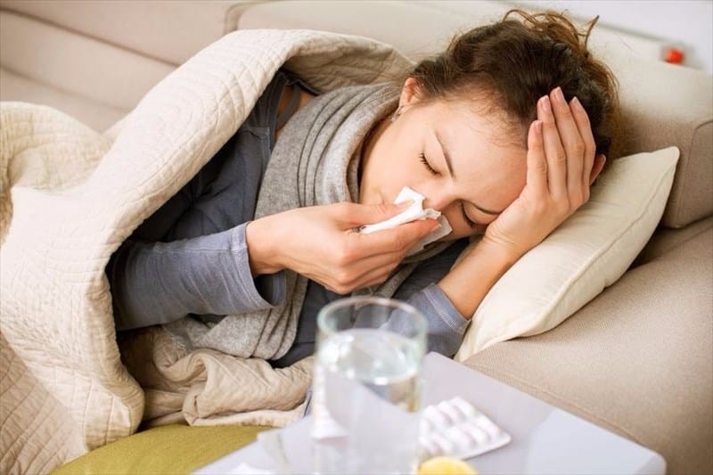 Hắt hơi, sổ mũi là những triệu chứng giống cúm hay gặp