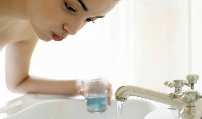 Có thể ngậm nước muối hoặc súc miệng bằng nước để giảm triệu chứng đau họng