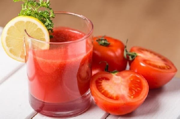 Hình 1: Nước ép cà chua giúp giảm huyết áp và cholesterol xấu