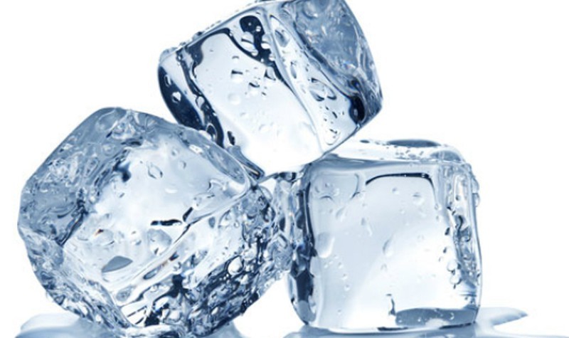 nước đá có hiệu quả trong việc giảm sưng, ngứa, đau và đỏ do mụn