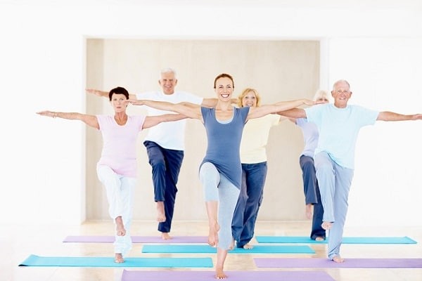 Hình 2: Vận động thể dục hằng ngày giúp hỗ trợ việc điều trị cao huyết áp tại nhà hiệu quả hơn.