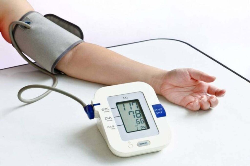 Kiểm tra huyết áp tại nhà thường xuyên