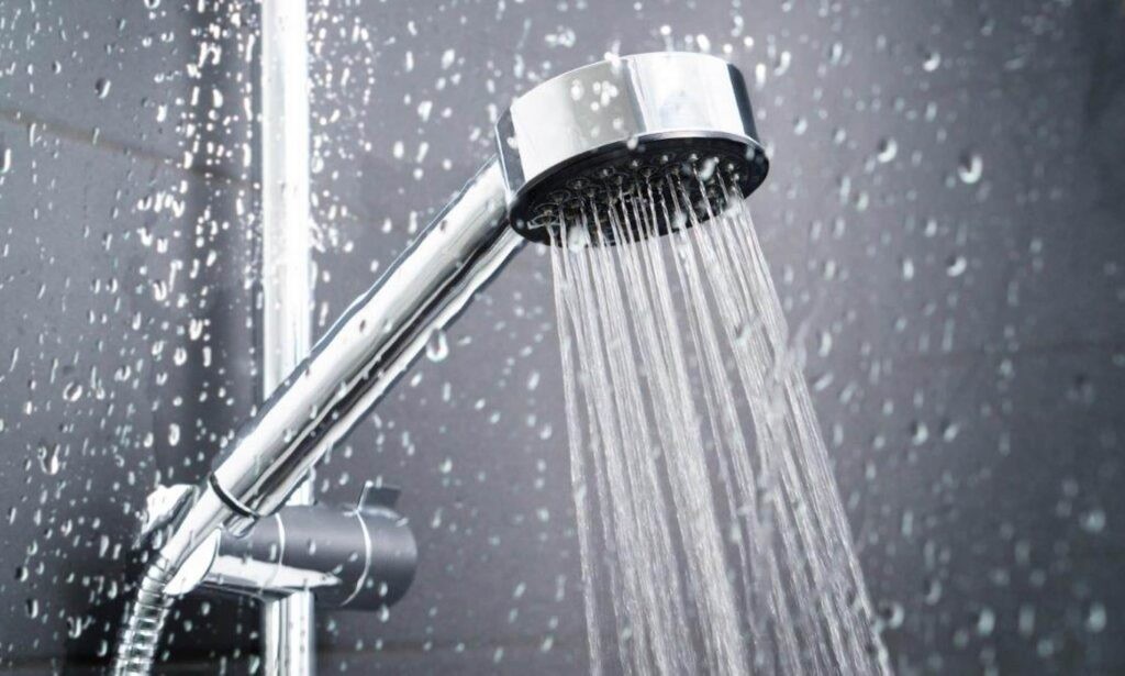 Tắm rửa thường xuyên giúp hạ nhiệt nhanh giảm tiết mồ hôi