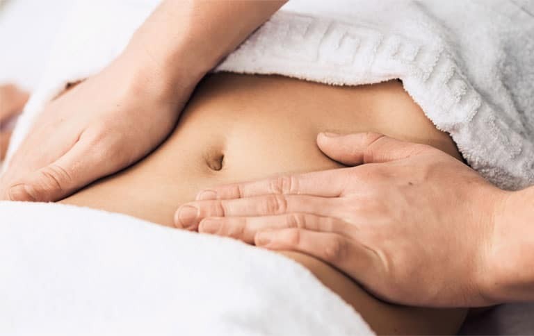 bấm huyệt giảm đau bụng kinh hiệu quả hơn khi kết hợp với các động tác xoa bụng, xát bụng.
