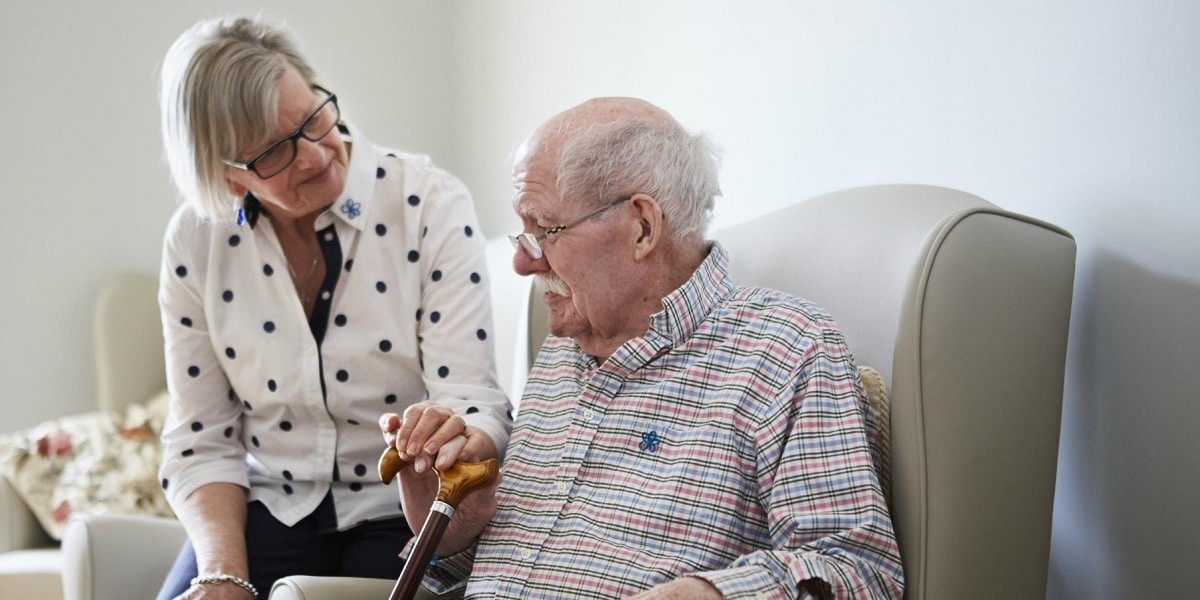 Người bệnh Alzheimer trong giai đoạn cuối thường cần được hỗ trợ cho việc đi lại 