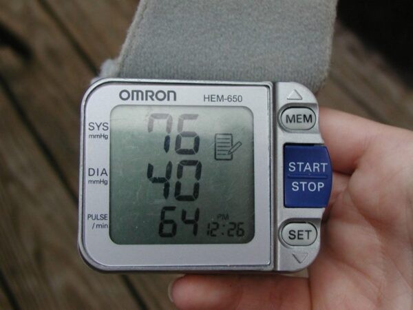 Máy đo huyết áp thể hiện chỉ số &lt; 90/60 mmHg xác định tình trạng tụt huyết áp