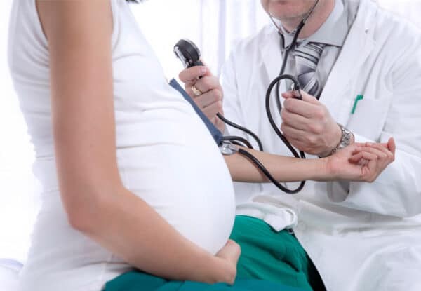 Kiểm tra tình trạng huyết áp của mẹ bầu trong những buổi khám thai định kỳ