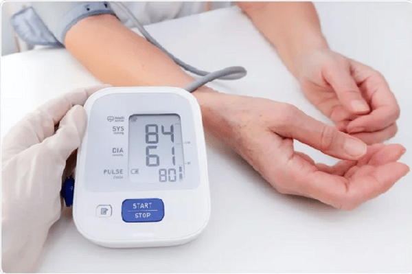 Tụt huyết áp khi huyết áp tâm thu thấp hơn 90 mmHg và/hoặc tâm trương thấp hơn 60 mmHg.