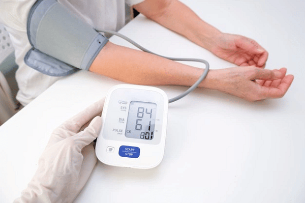 nếu chỉ số huyết áp quá thấp được gọi là tụt huyết áp. Tụt huyết áp hay huyết áp thấp được định nghĩa là huyết áp từ 90/60 trở xuống.