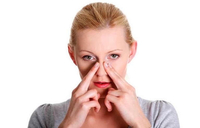 Bấm huyệt trị nghẹt mũi có thể tự thao tác tại nhà