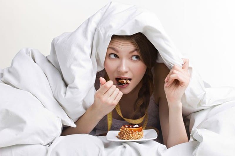 Việc ăn uống sát giờ đi ngủ có thể khiến bạn tăng cân