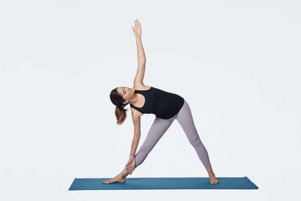 Tư thế tam giác là một trong các bài tập yoga tăng chiều cao