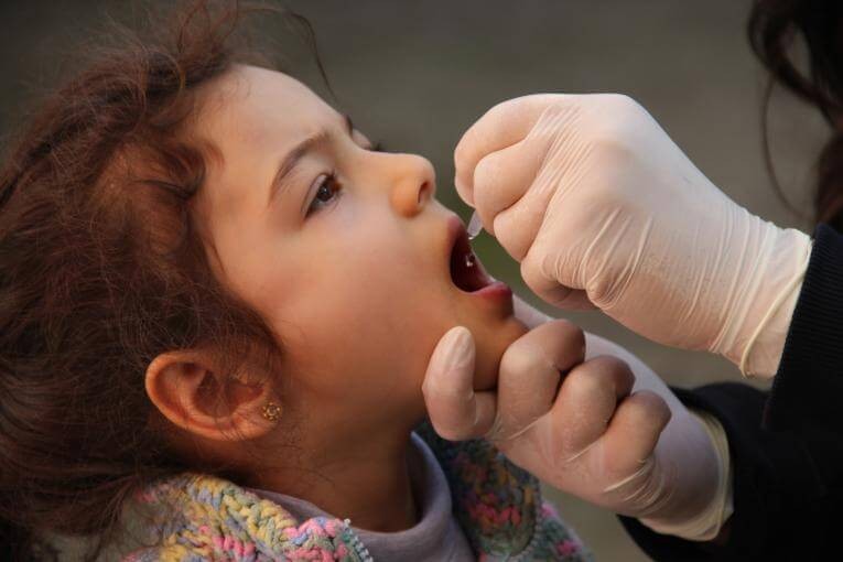 Sự phát triển vắc xin giúp giảm thiểu tỉ lệ mắc bệnh bại liệt
