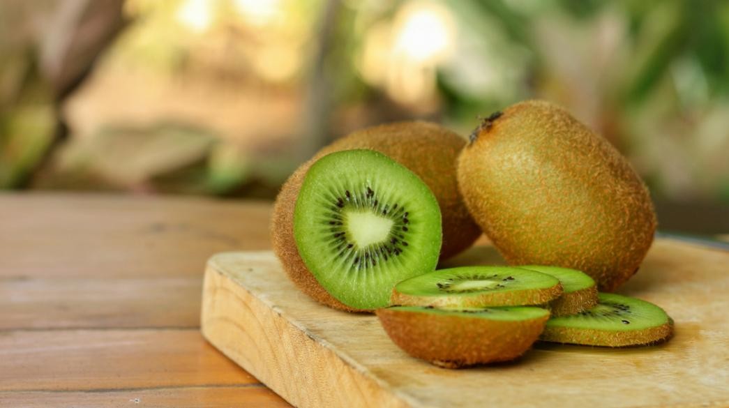 Kiwi có chứa nhiều vitamin và khoáng chất có thể giúp cải thiện giấc ngủ