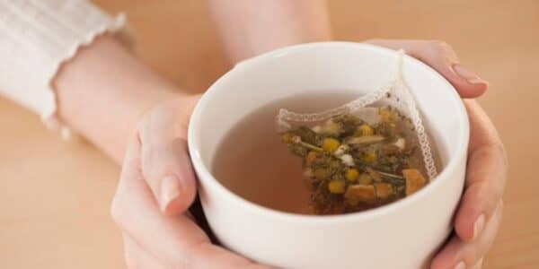 Bạn nên uống 1 ly trà hoa cúc khoảng 45 phút trước khi ngủ để ngủ ngon hơn