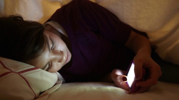 Trẻ tuổi dậy thì thường xuyên mất ngủ có thể là do việc thức khuya sử dụng các thiết bị điện tử