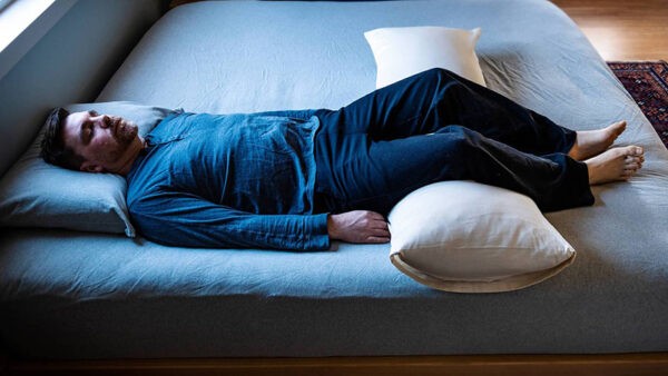 Kê gối mềm ở chân khi ngủ có thể làm giảm tình trạng tê chân giúp dễ ngủ hơn
