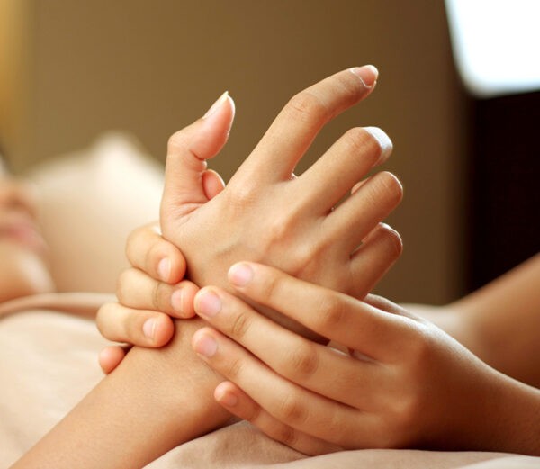 Chân tay tê bì có thể khiến người mắc khó đi vào giấc ngủ