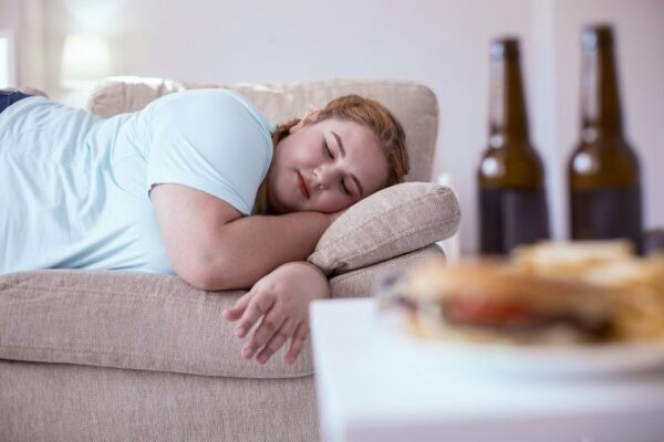 Ngủ quá nhiều làm hạn chế các hoạt động và gây dư thừa năng lượng dẫn đến tăng cân