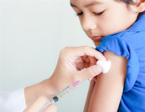 Tiêm vaccine giúp phòng ngừa hiệu quả tình trạng nhễm trùng hô hấp trên.