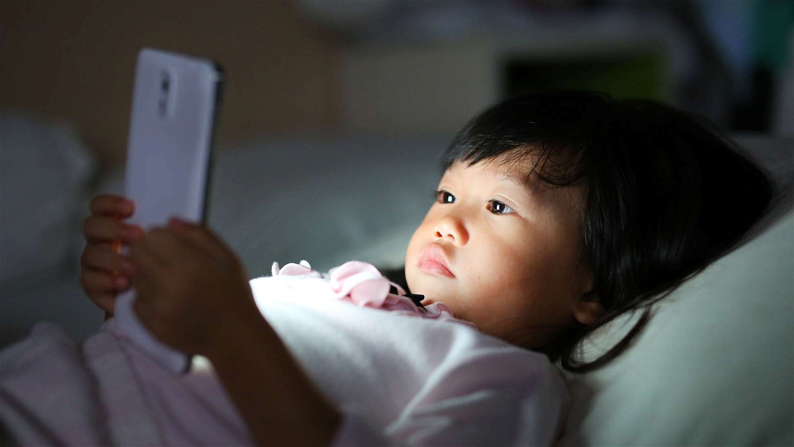 Xem điện thoại trước khi ngủ không có lợi cho sức khỏe của trẻ
