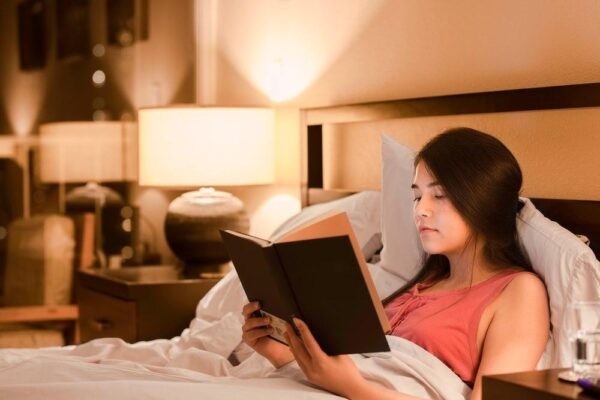 Đọc sách trước khi ngủ giúp thư giãn tinh thần và dễ đi vào giấc ngủ hơn