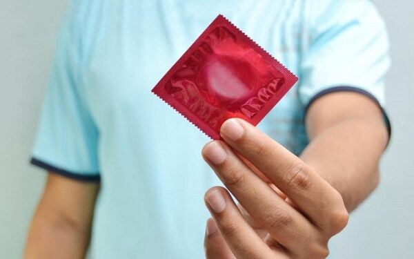 Sử dụng bao cao su khi quan hệ để tránh các bệnh lây qua đường tình dục