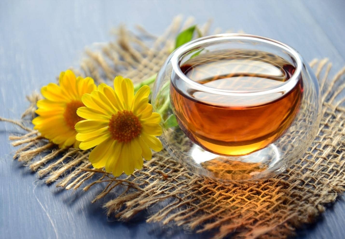 Uống trà hoa cúc có thể giúp bạn dễ đi vào giấc ngủ hơn