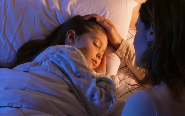 Cha mẹ nên hỗ trợ sắp xếp một môi trường ngủ thoải mái và an toàn cho trẻ
